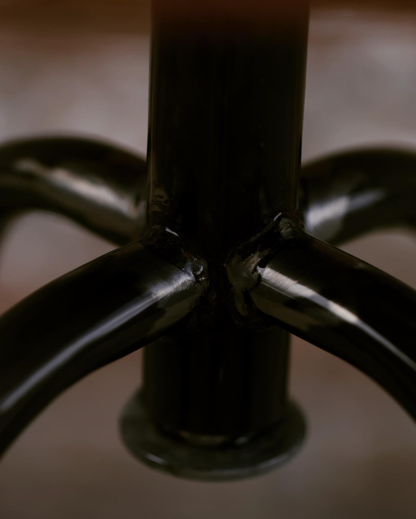 THE BREAKER BARSKI STOL S HRBTIŠČEM