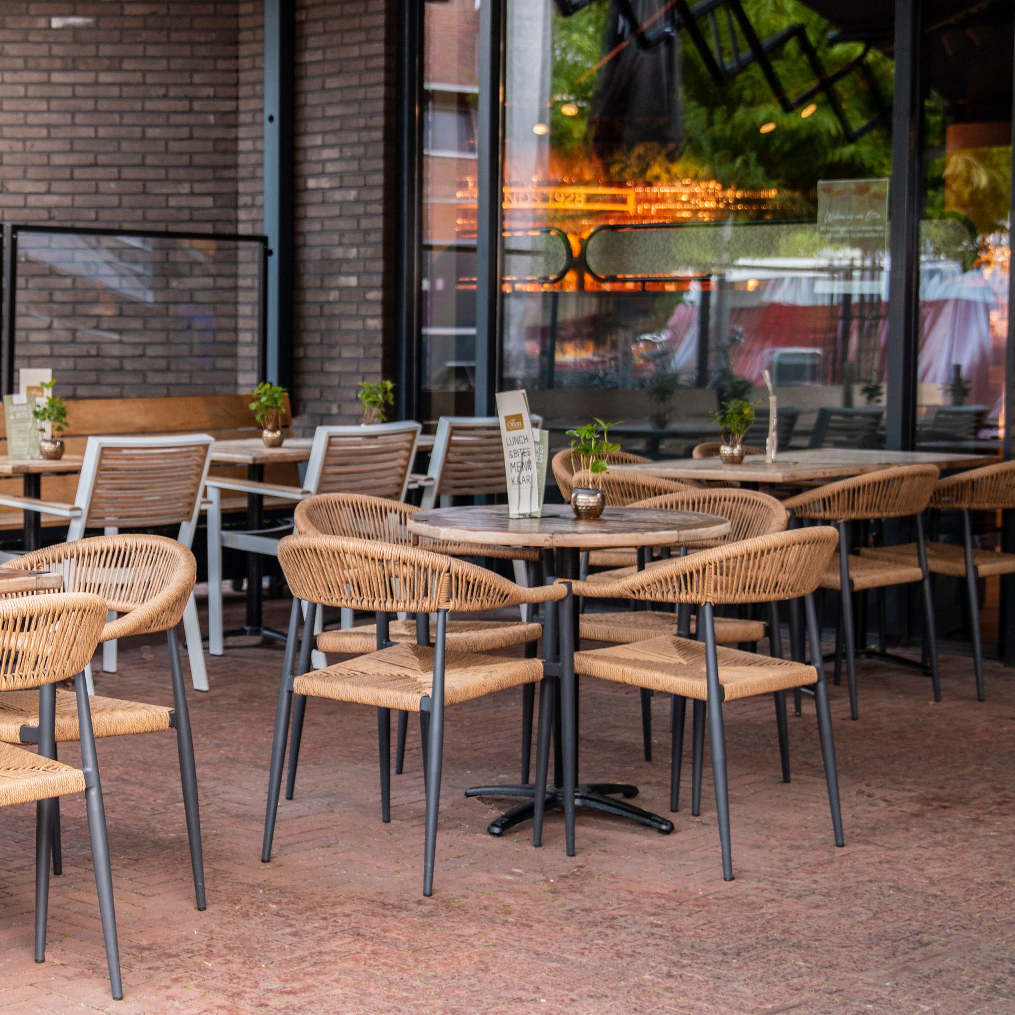 Oliver zunanji stol grafitno- naraven