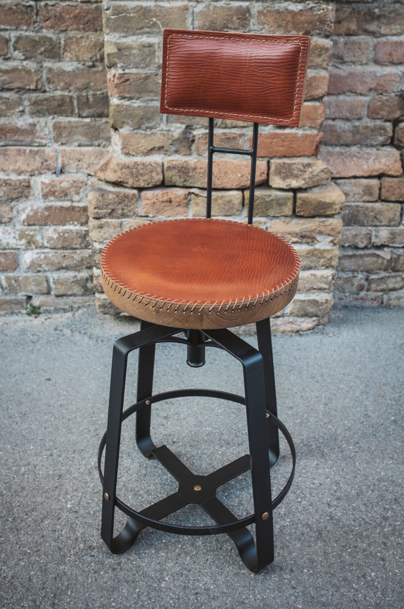 THE CHIEF BARSKI STOL S HRBTIŠČEM USNJEN