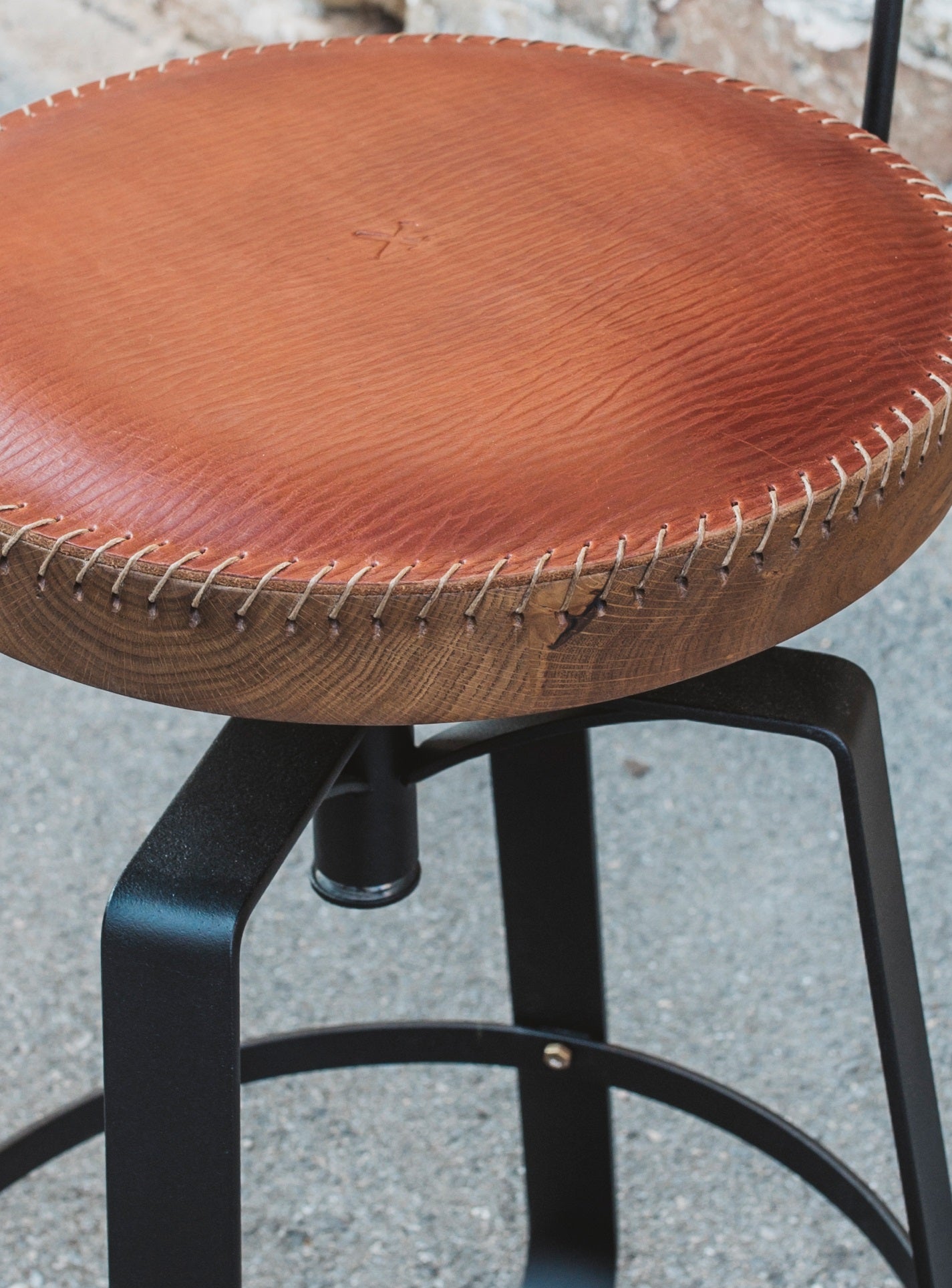 THE CHIEF BARSKI STOL S HRBTIŠČEM USNJEN