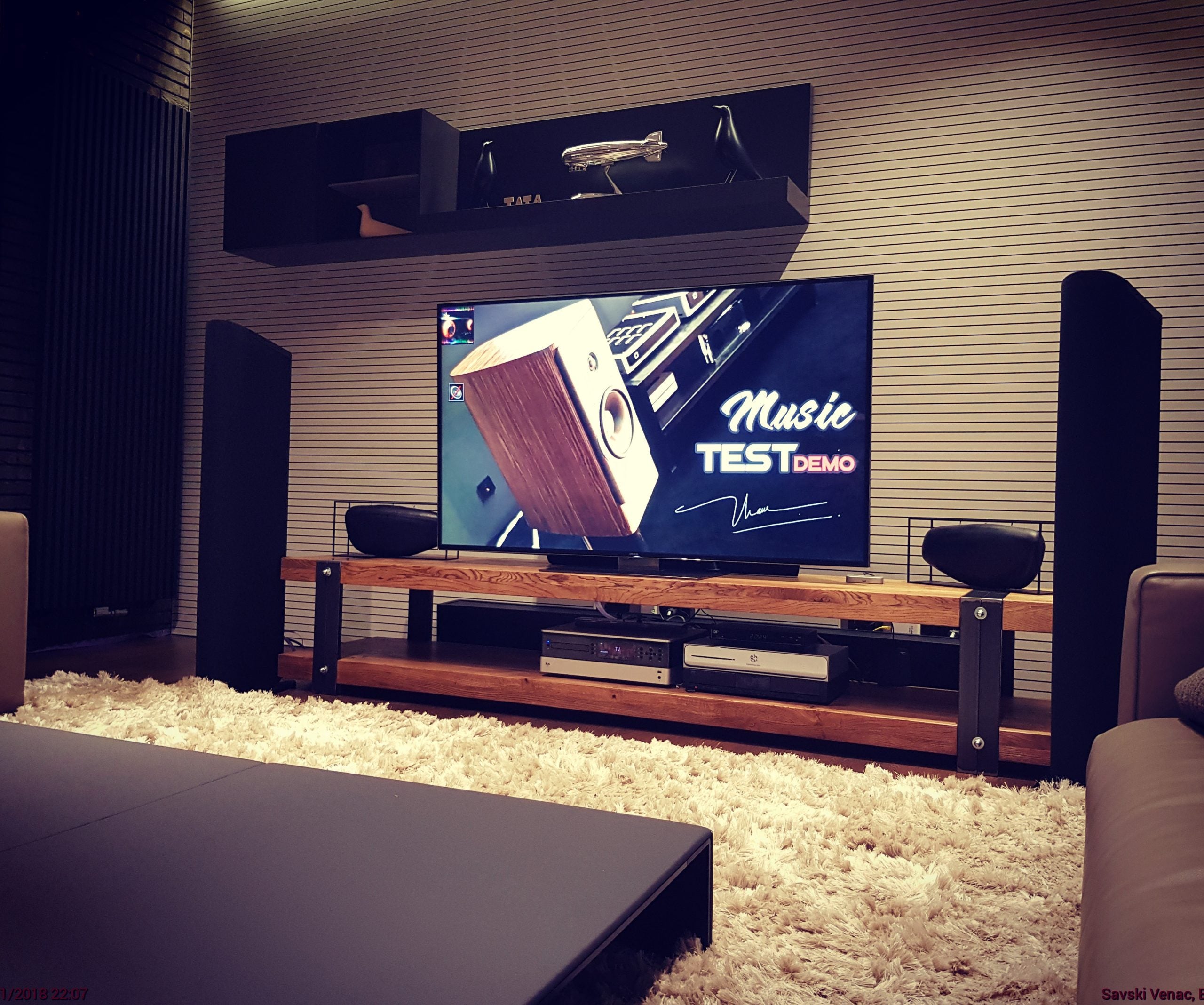 THE CUBE TV/HiFi TABLE