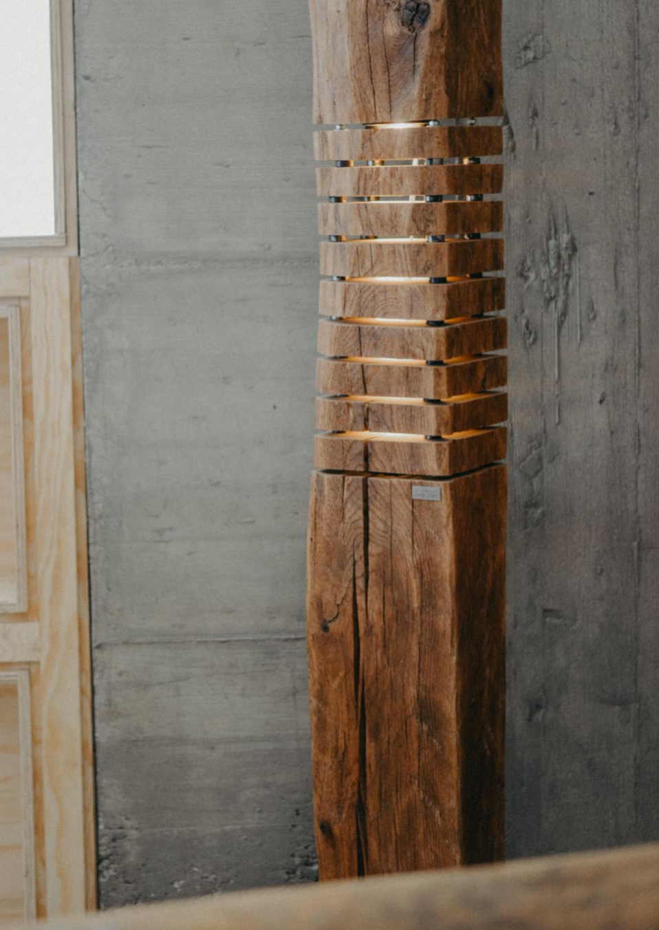 THE BURNING WOOD SVETILKA