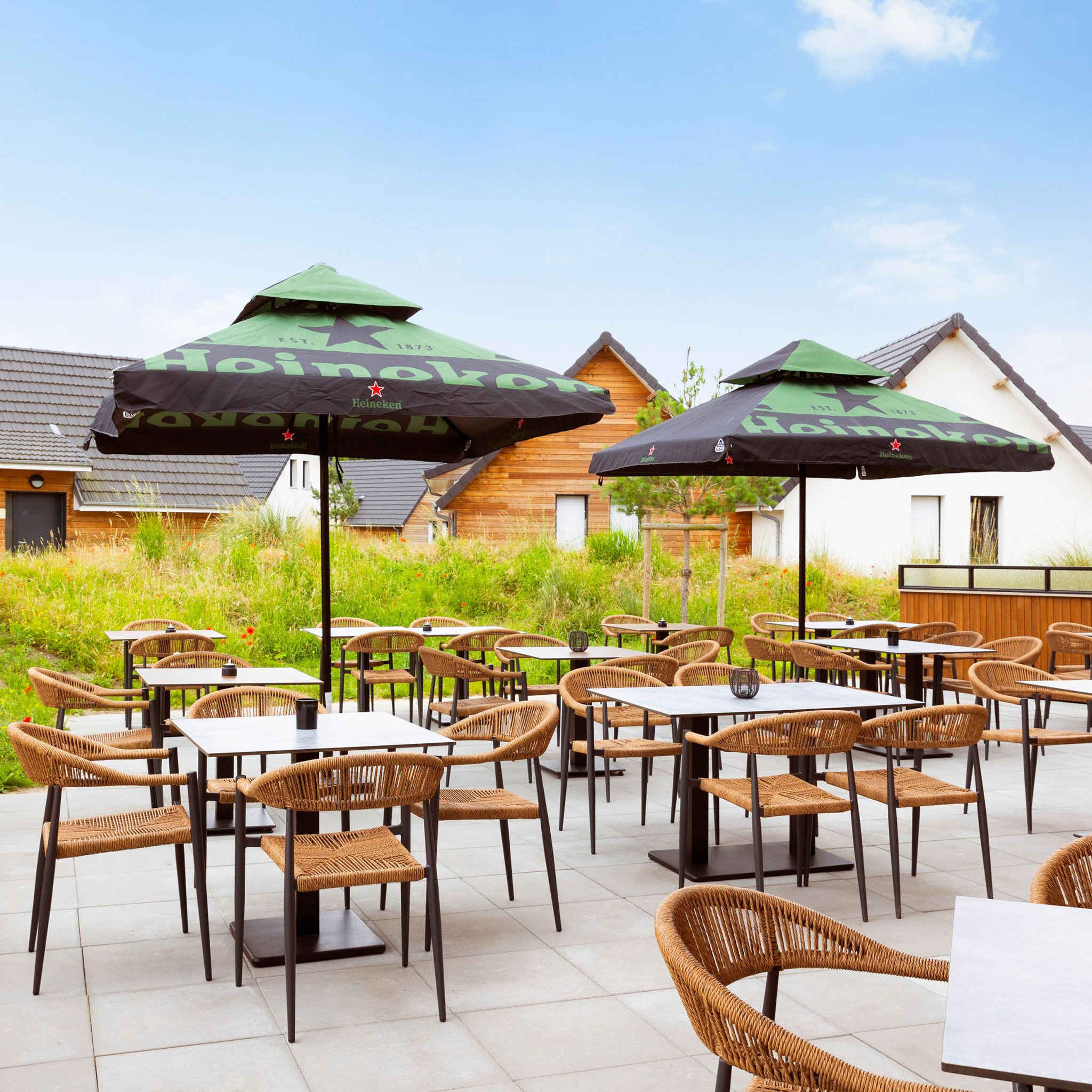 Oliver zunanji stol grafitno- naraven