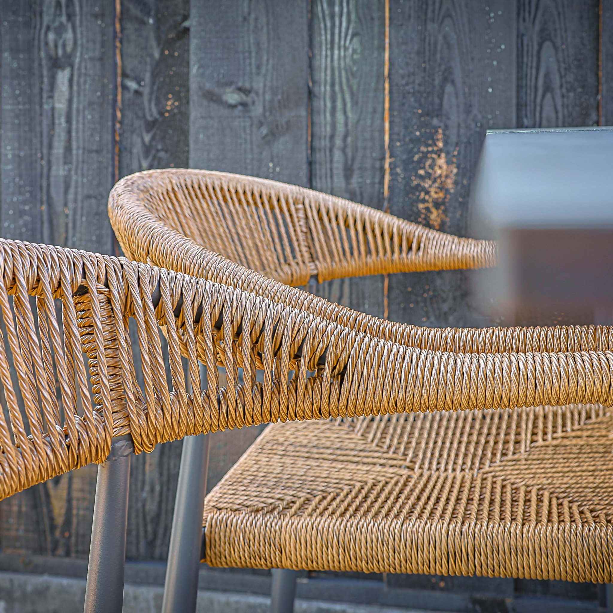 Oliver zunanji stol grafitno- naraven