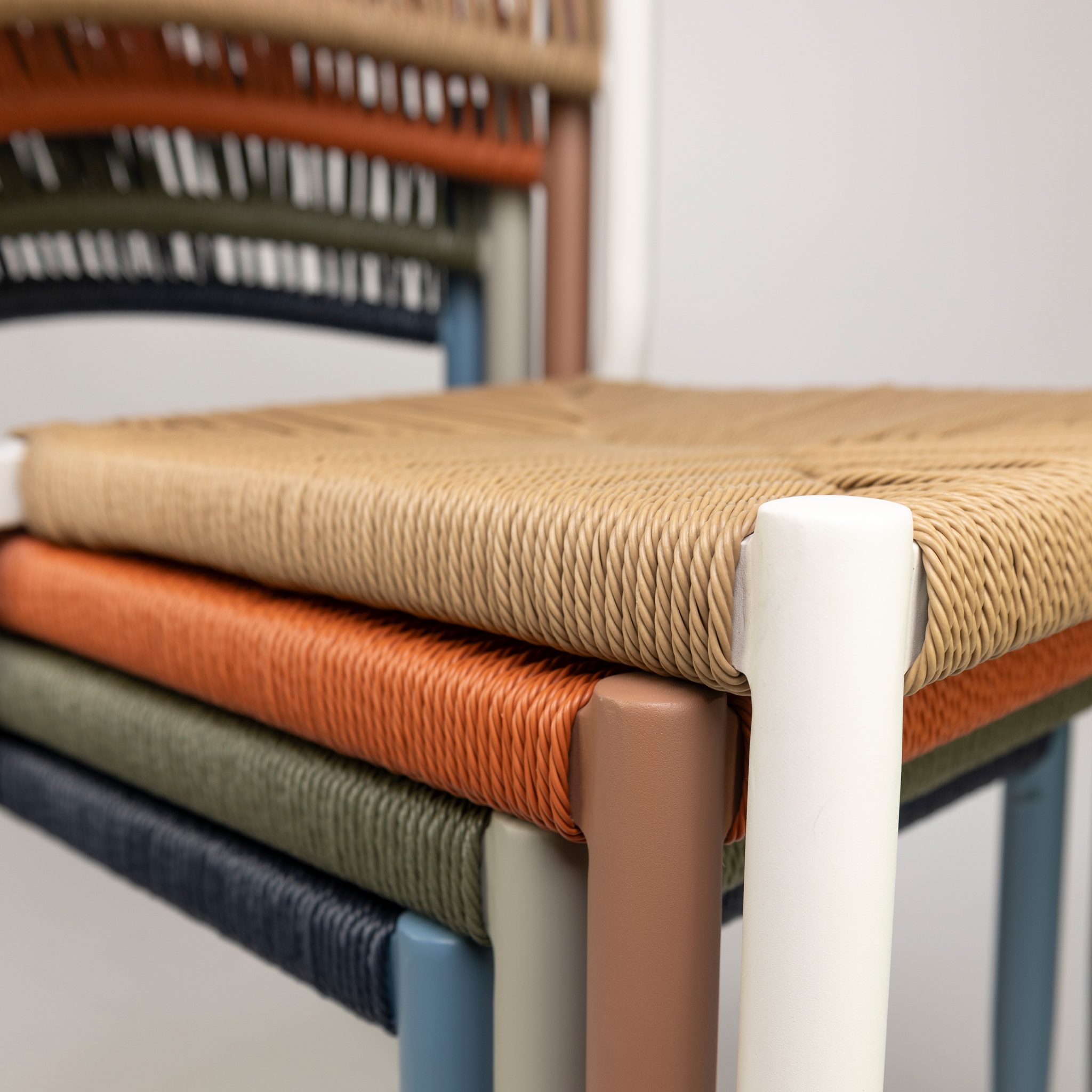 Oliver zunanji stol brez naslonjala za roke bel-naraven