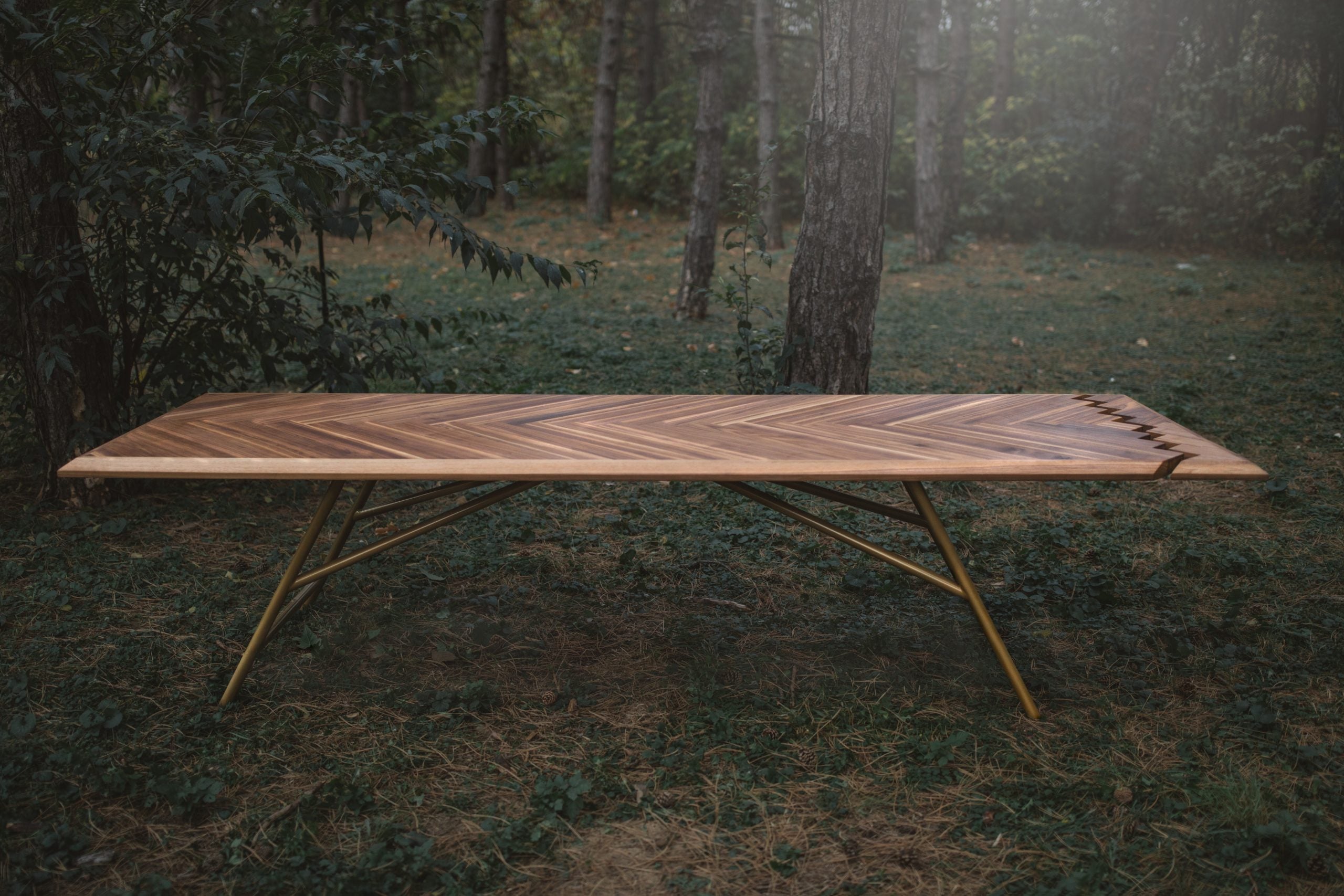 THE GOLD FISH JEDILNA MIZA