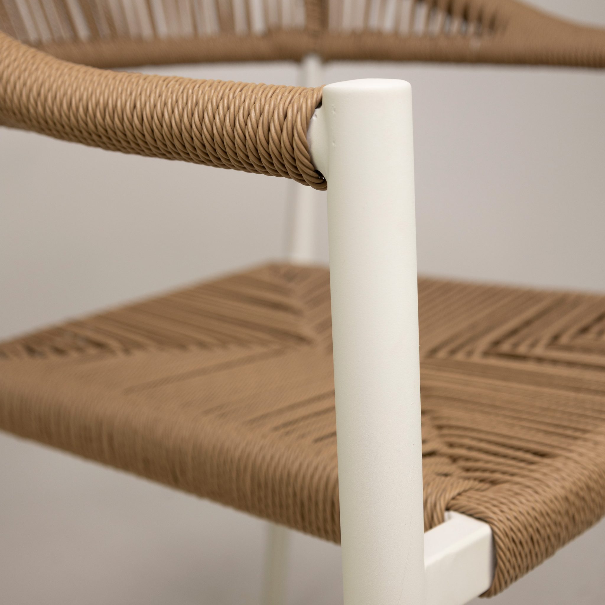 Oliver zunanji stol bel-naraven