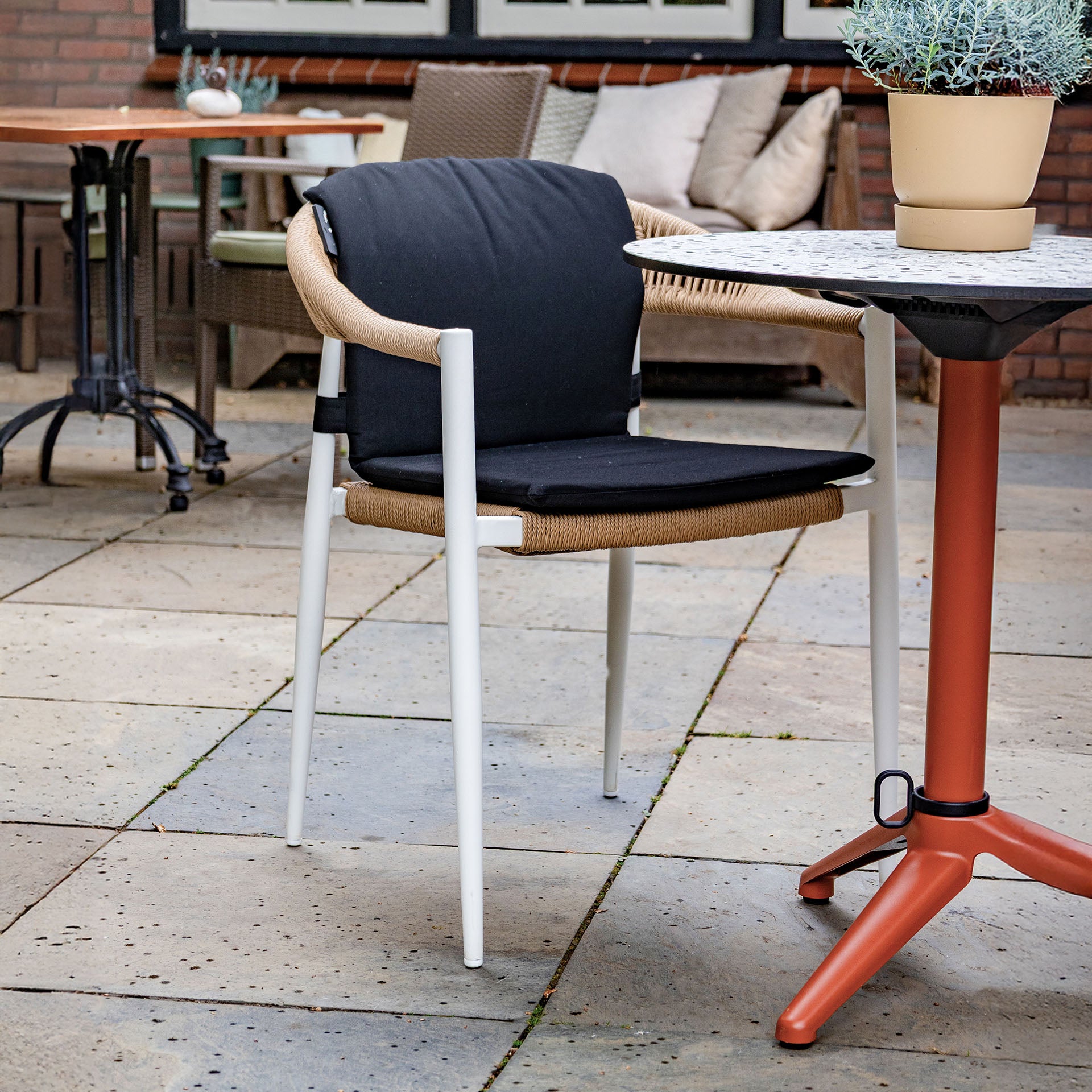 Oliver zunanji stol bel-naraven