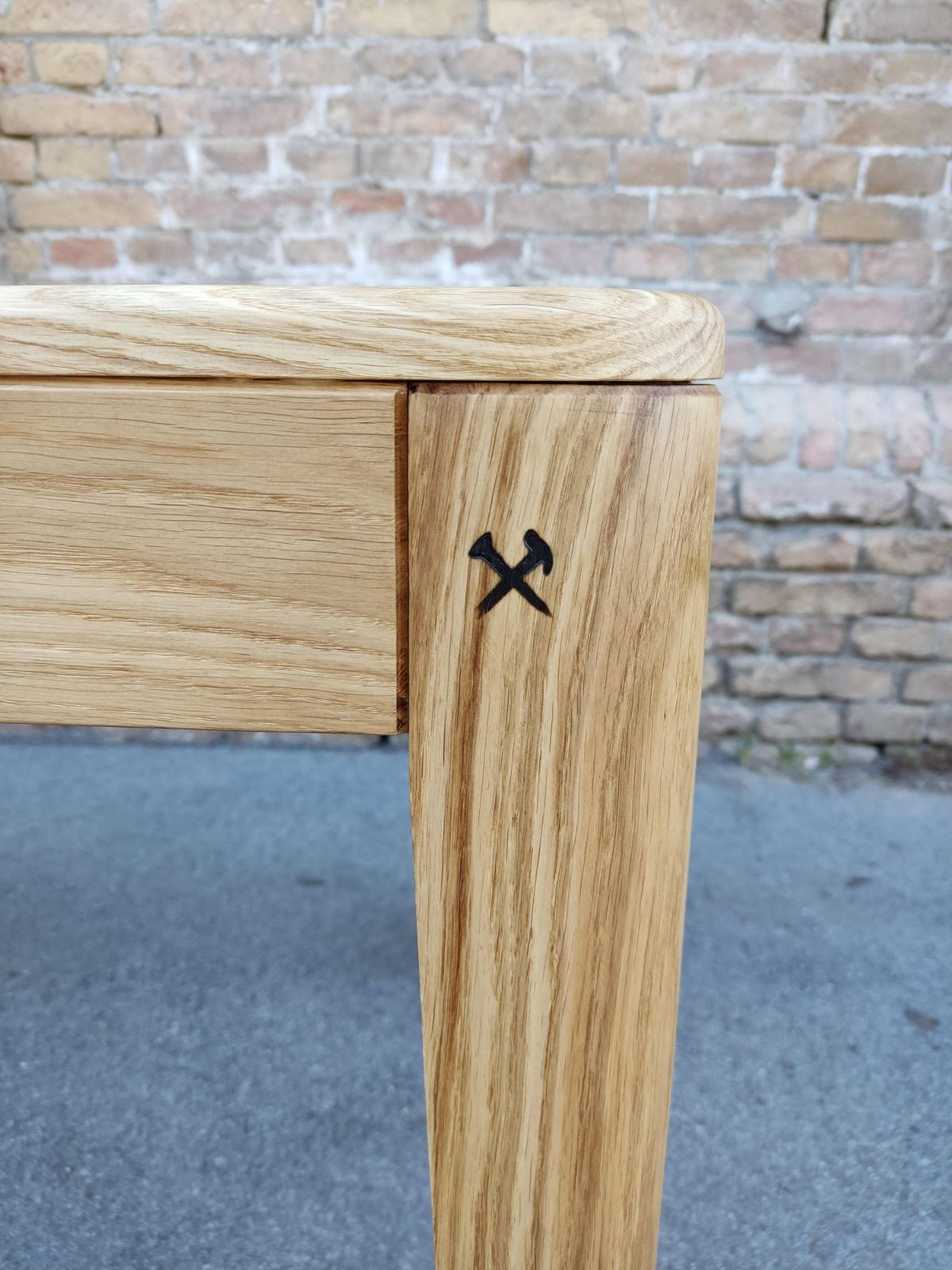 THE SARGE JEDILNA MIZA