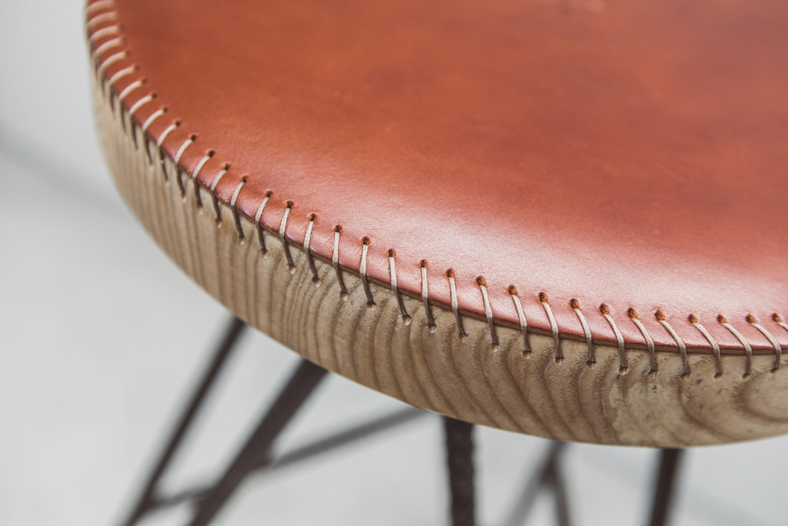 THE UNIVERSITY BARSKI STOL USNJEN